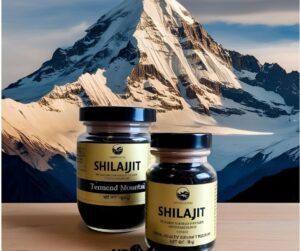 pots de shilajiit avec une montagne en arrière plan